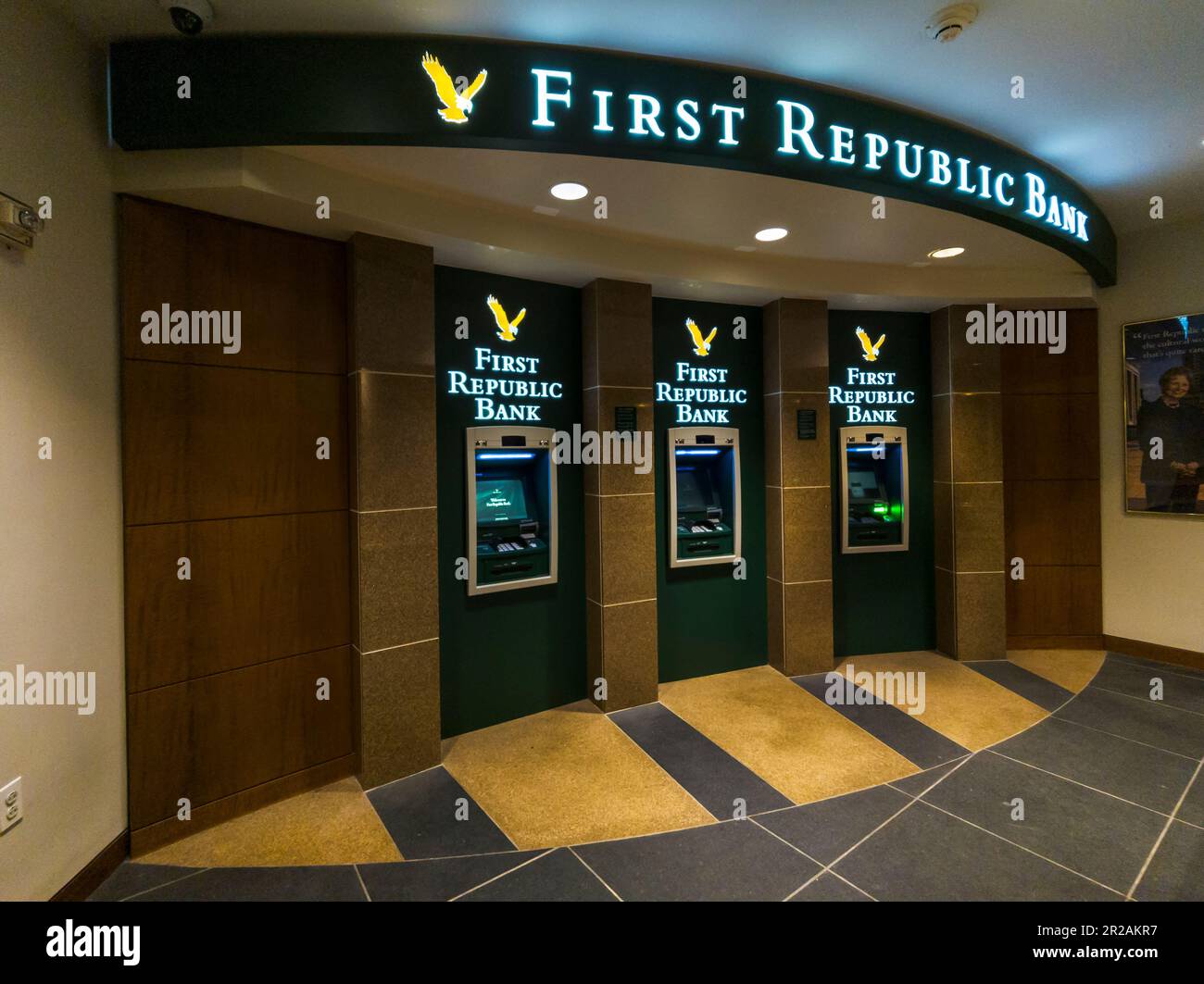 Lobby des Geldautomaten der First Republic Bank im Rockefeller Center in New York am Sonntag, den 30. April 2023. Die Auktion findet für die First Republic Bank statt, wobei die FDIC Gebote von JPMorgan Chase, PNC und der Bank of America annimmt. (© Richard B. Levine) Stockfoto