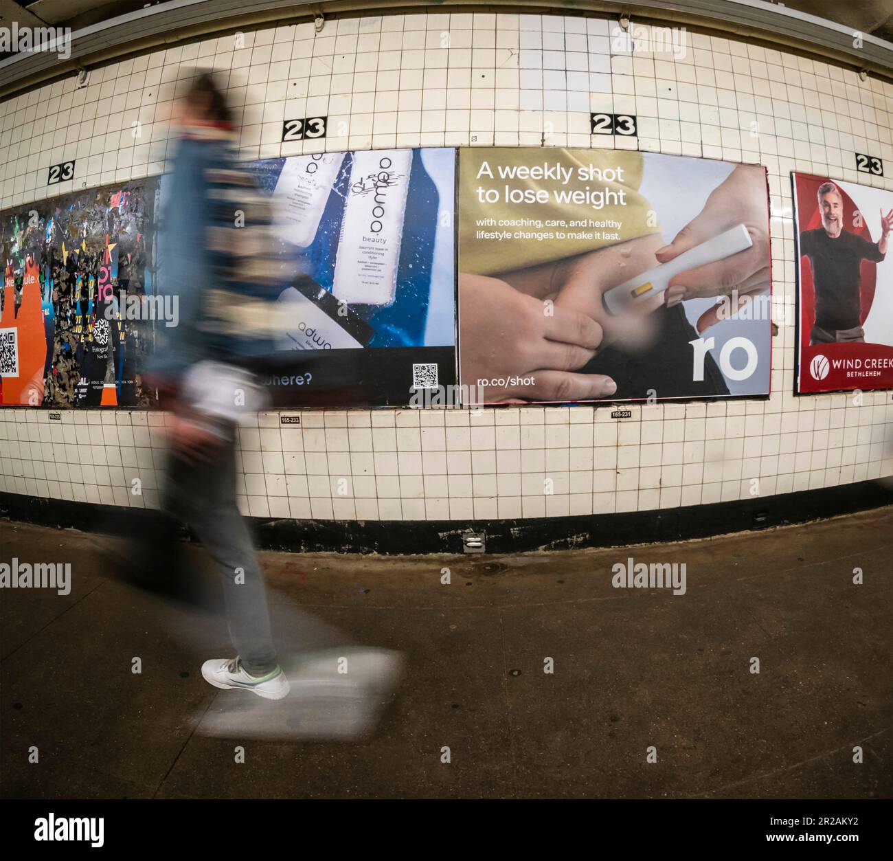 Werbung für Wegovy (Semaglutid) Gewichtsverlust Injektionen in der New Yorker U-Bahn am Sonntag, 30. April 2023. (© Richard B. Levine) Stockfoto