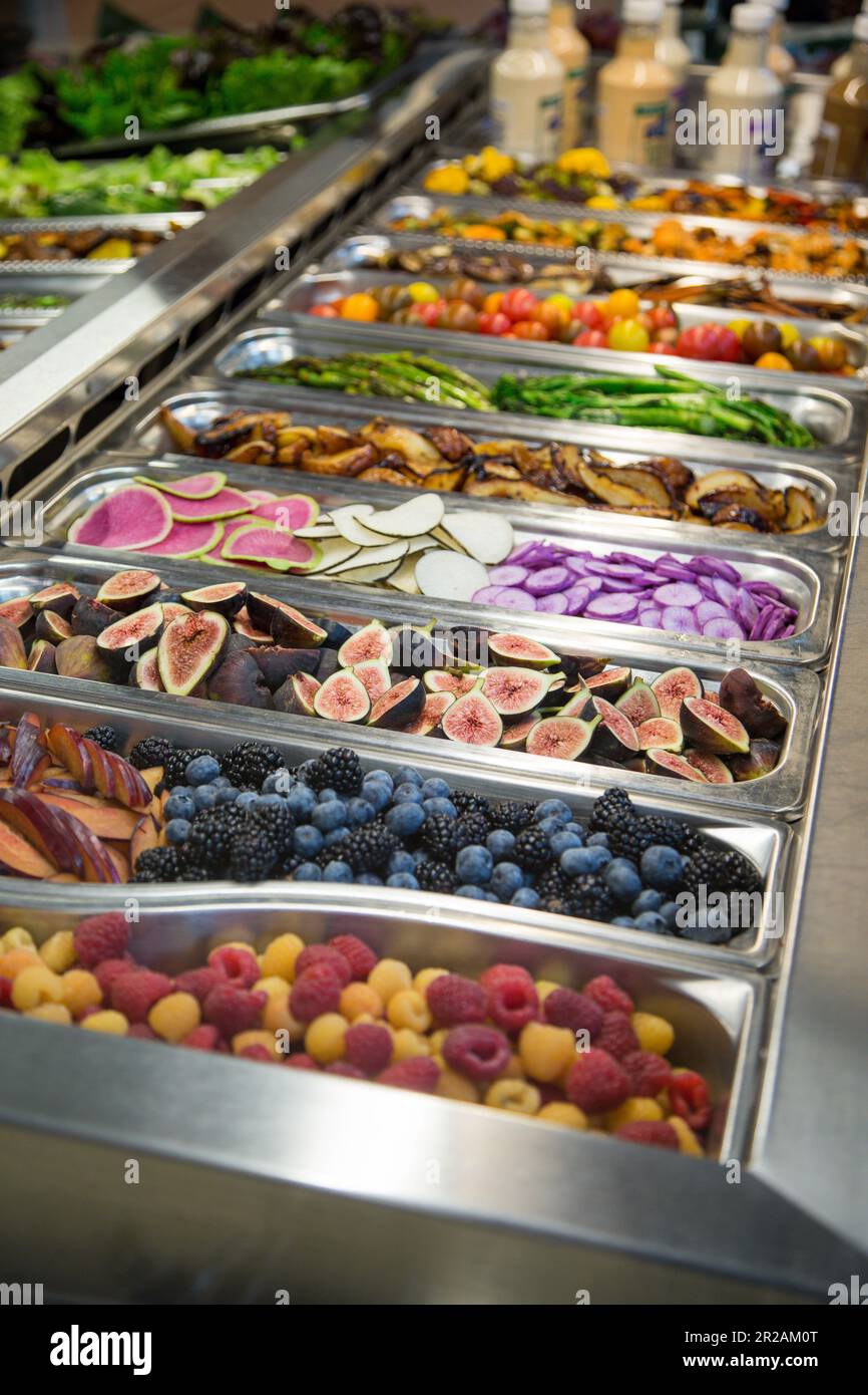 Auswahl an farbenfrohem Obst und Gemüse an einer Salatbar Stockfoto