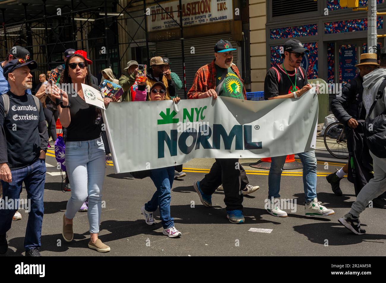 Die Befürworter des Marihuana-marsches sind am Samstag, den 6. Mai 2023, bei der 50. Jährlichen NYC Cannabis Parade in New York. Der marsch umfasste eine breite Palette an demografischen Daten, von Millennials bis hin zu Hippies aus der alten Zeit. New York hat Marihuana nach vielen Jahren und vielen gescheiterten Versuchen zur Freizeitgestaltung für Erwachsene ab 21 Jahren legalisiert. (© Richard B. Levine) Stockfoto