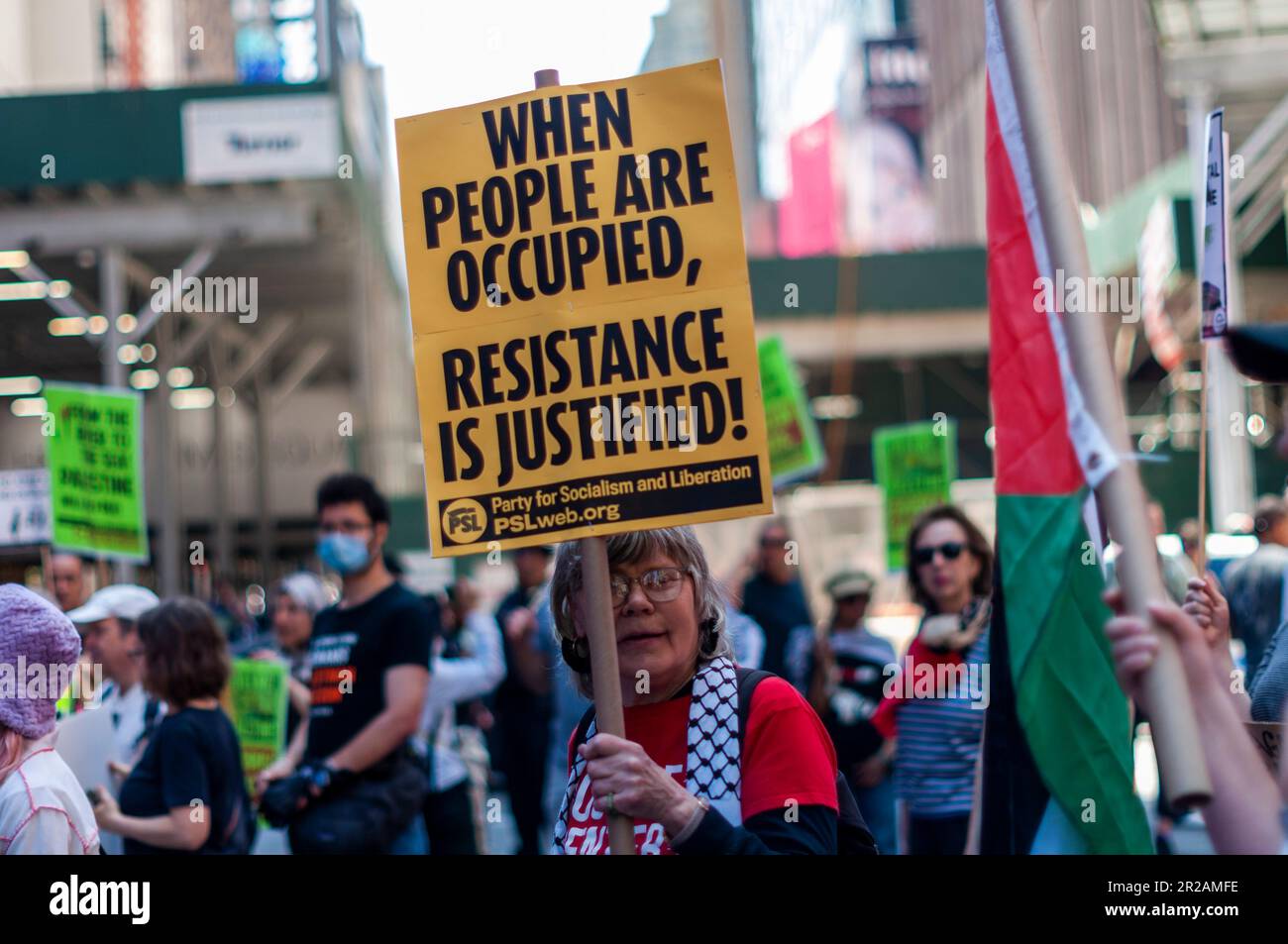 Die Palästinenser und ihre Anhänger protestieren gegen ihre Behandlung durch die israelische Regierung und feiern den Nakba-Tag am Sonntag, den 14. Mai 2023 am Times Square in New York. (© Richard B. Levine) Stockfoto