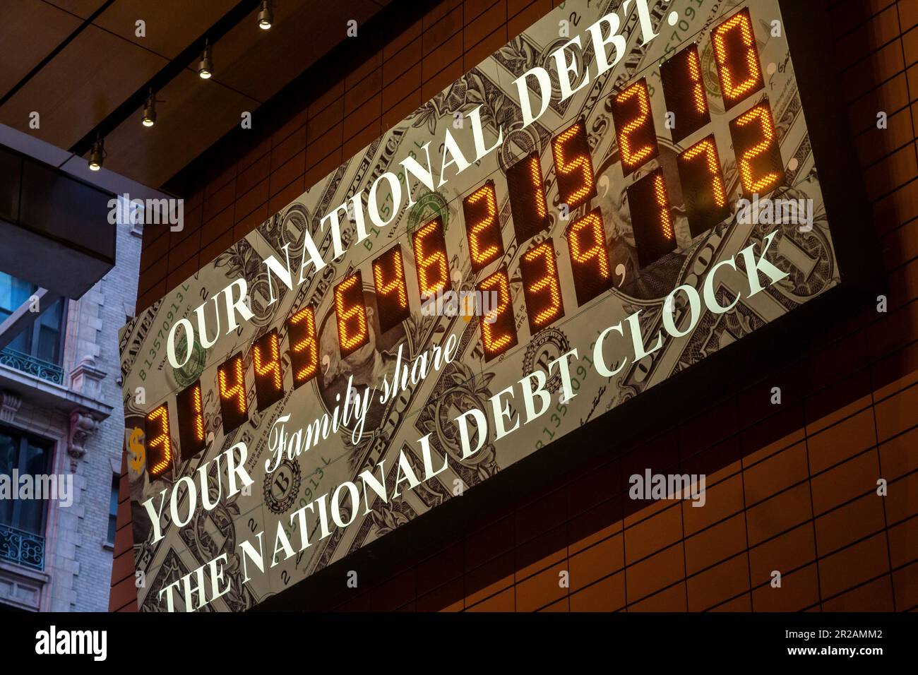 Die National Debt Clock in der AnitaÕs Way Arkade am Times Square in New York am Dienstag, den 17. Mai 2023. Präsident Biden und der Kongress verhandeln über ein Gesetz zur Anhebung der Schuldenobergrenze vor Juni 1, als die USA beginnen würden, ihren Verpflichtungen nicht nachzukommen. (© Richard B. Levine) Stockfoto