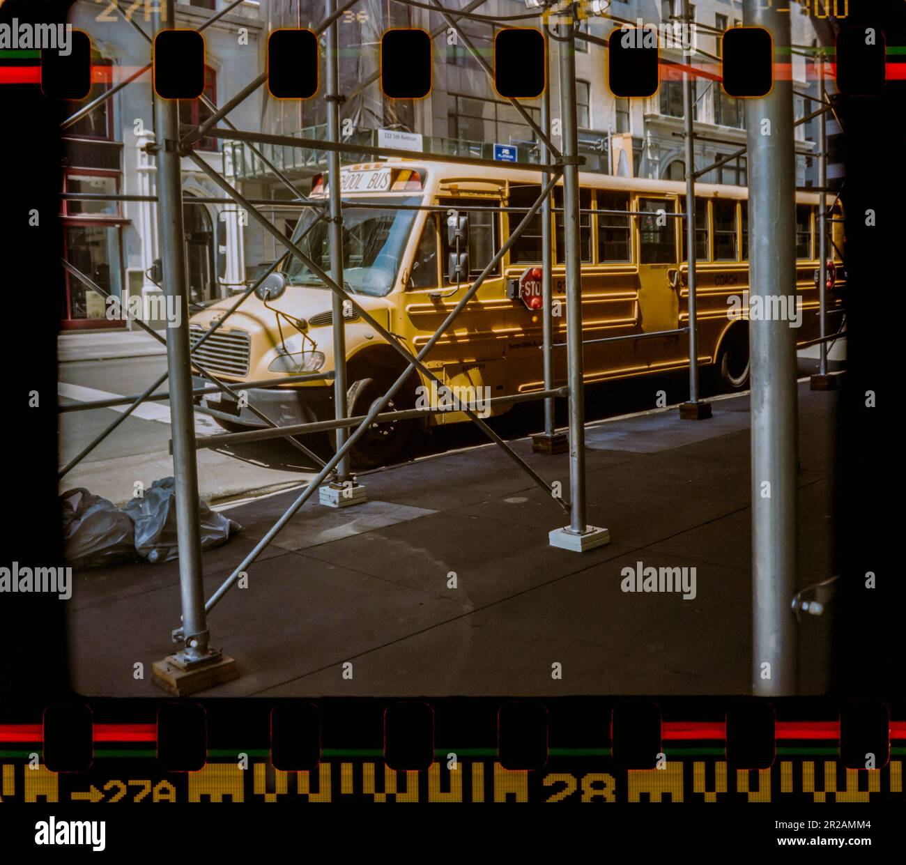 Der Schulbus parkte im April 2023 vor dem Gerüst in New York. Fotografiert auf Film mit einer Instamatic-Kamera. (© Richard B. Levine) Stockfoto