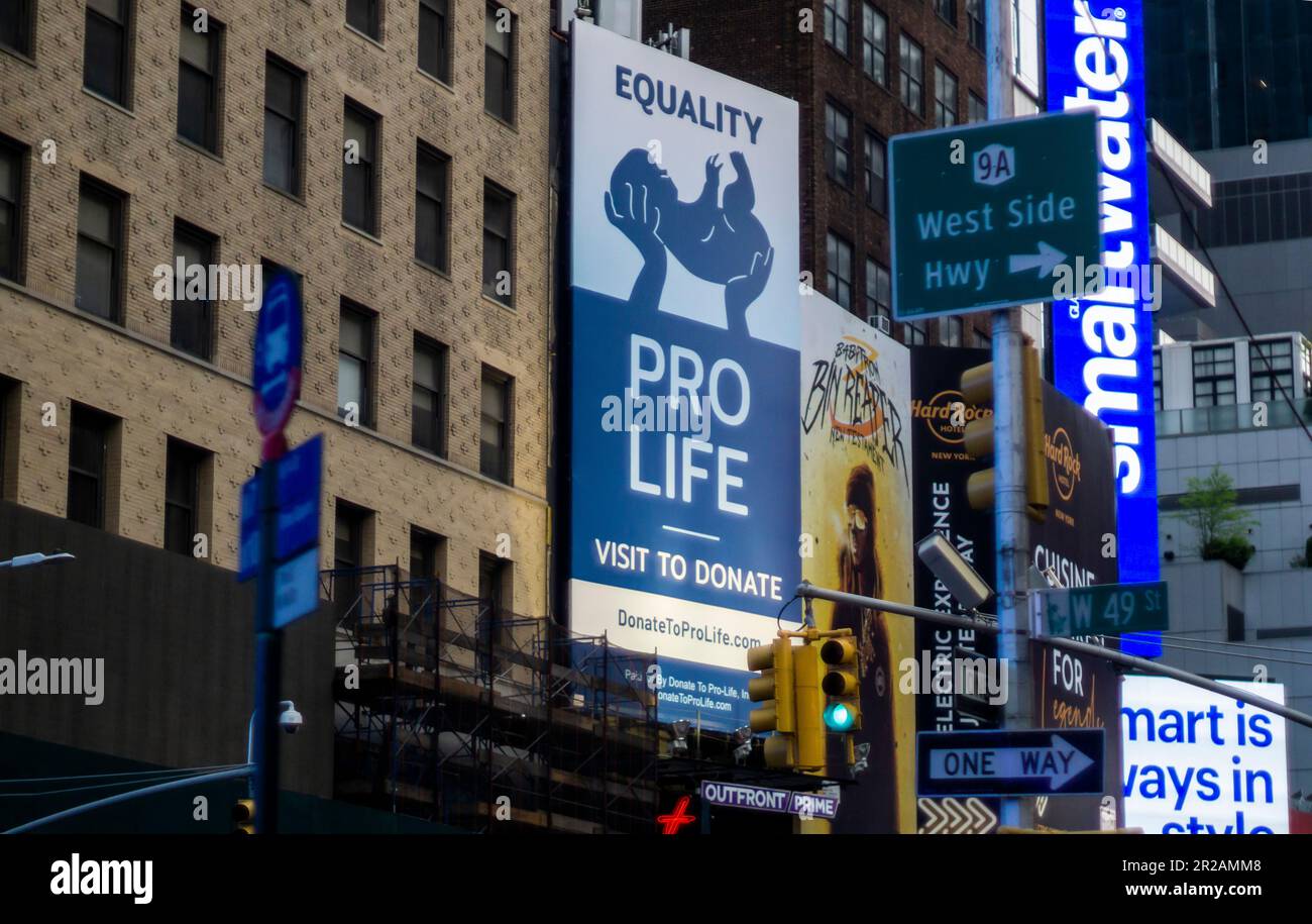 Pro-Life-Werbung auf einer Reklametafel am Times Square von New York am Mittwoch, den 17. Mai 2023. (© Richard B. Levine) Stockfoto