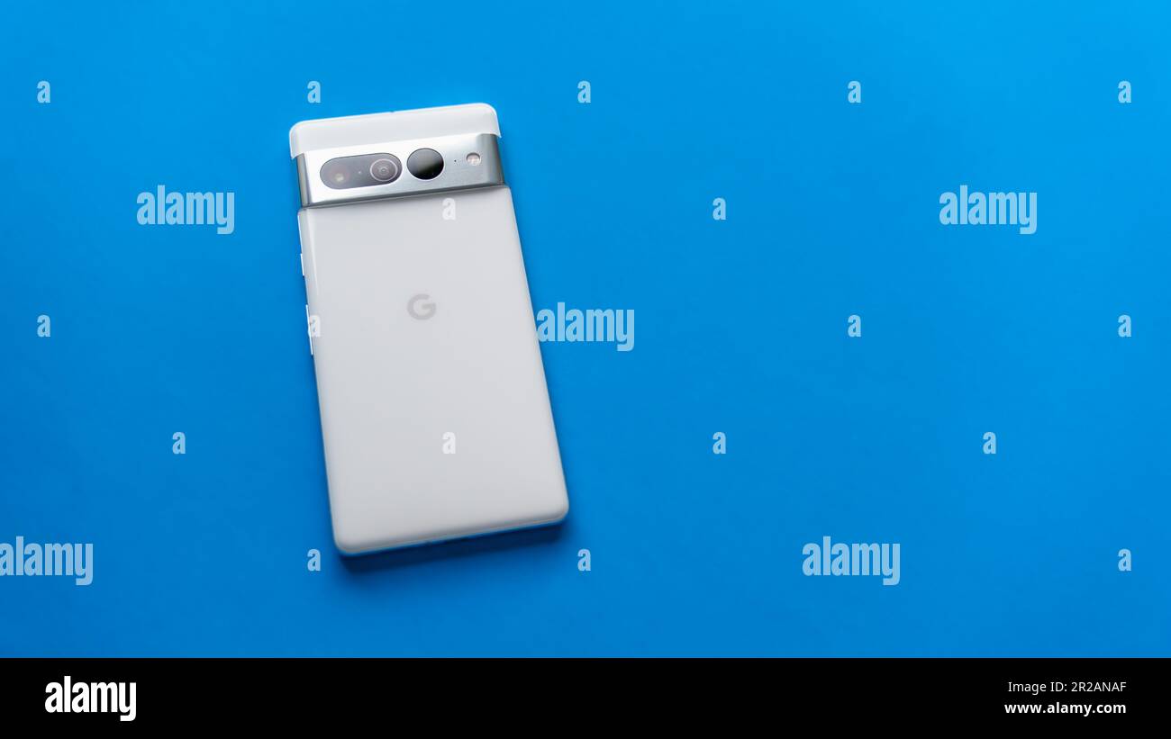 Los Angeles, Kalifornien – 29. März 2023: Google Pixel 7 Pro in Schneeweiß auf blauem Hintergrund. Das Telefon ist mit der Vorderseite nach unten und der Rückseite abgebildet. Stockfoto
