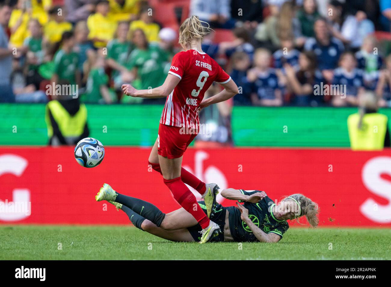 Köln, Deutschland. 18. Mai 2023. Frauenfußball, DFB Cup, VfL Wolfsburg - SC Freiburg, Finale, RheinEnergieStadion: Janina Minge (l) von Freiburg und Kathrin-Julia Hendrich von Wolfsburg kämpfen um den Ball. Kredit: David Inderlied/dpa - WICHTIGER HINWEIS: Gemäß den Anforderungen der DFL Deutsche Fußball Liga und des DFB Deutscher Fußball-Bund ist es verboten, im Stadion aufgenommene Fotos und/oder das Spiel in Form von Sequenzbildern und/oder videoähnlichen Fotoserien zu verwenden oder verwenden zu lassen./dpa/Alamy Live News Stockfoto