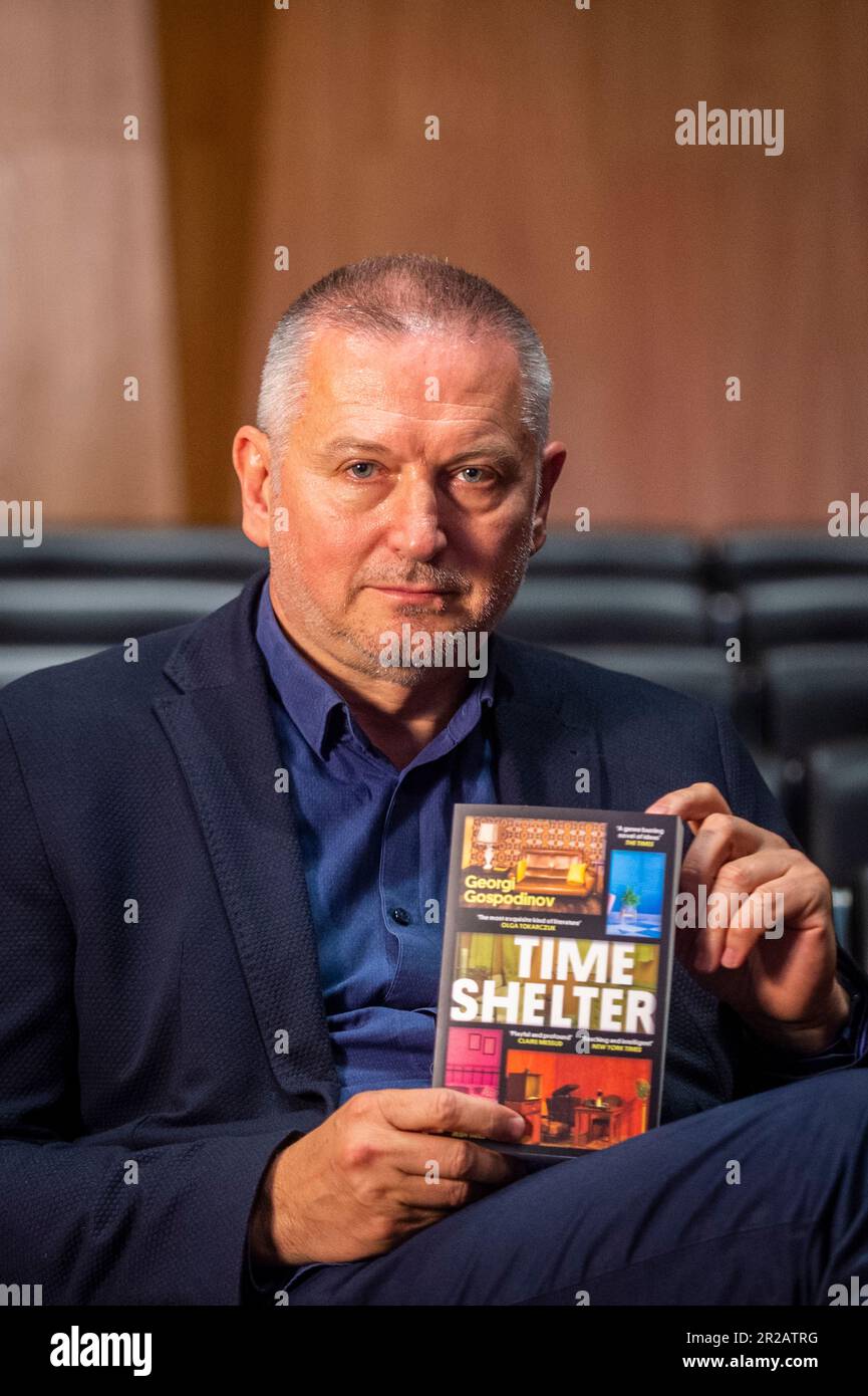 London, Großbritannien. 18. Mai 2023 Georgi Gospodinov, Autor von „Time Shelter“ bei einem Fototermin für Autoren und Übersetzer auf der Auswahlliste für den Internationalen Buchpreis in der Queen Elizabeth Hall im Southbank Centre im Vorfeld der Bekanntgabe des Gewinners am 23. Mai. Mit dem Preis werden Schriftsteller und Kurzgeschichtschreiber aus aller Welt sowie die Kunst der Übersetzung gewürdigt, indem sie ein Licht auf die am besten übersetzte Fiktion werfen. Kredit: Stephen Chung / EMPICS / Alamy Live News Stockfoto