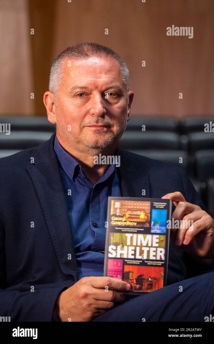 London, Großbritannien. 18. Mai 2023 Georgi Gospodinov, Autor von „Time Shelter“ bei einem Fototermin für Autoren und Übersetzer auf der Auswahlliste für den Internationalen Buchpreis in der Queen Elizabeth Hall im Southbank Centre im Vorfeld der Bekanntgabe des Gewinners am 23. Mai. Mit dem Preis werden Schriftsteller und Kurzgeschichtschreiber aus aller Welt sowie die Kunst der Übersetzung gewürdigt, indem sie ein Licht auf die am besten übersetzte Fiktion werfen. Kredit: Stephen Chung / EMPICS / Alamy Live News Stockfoto