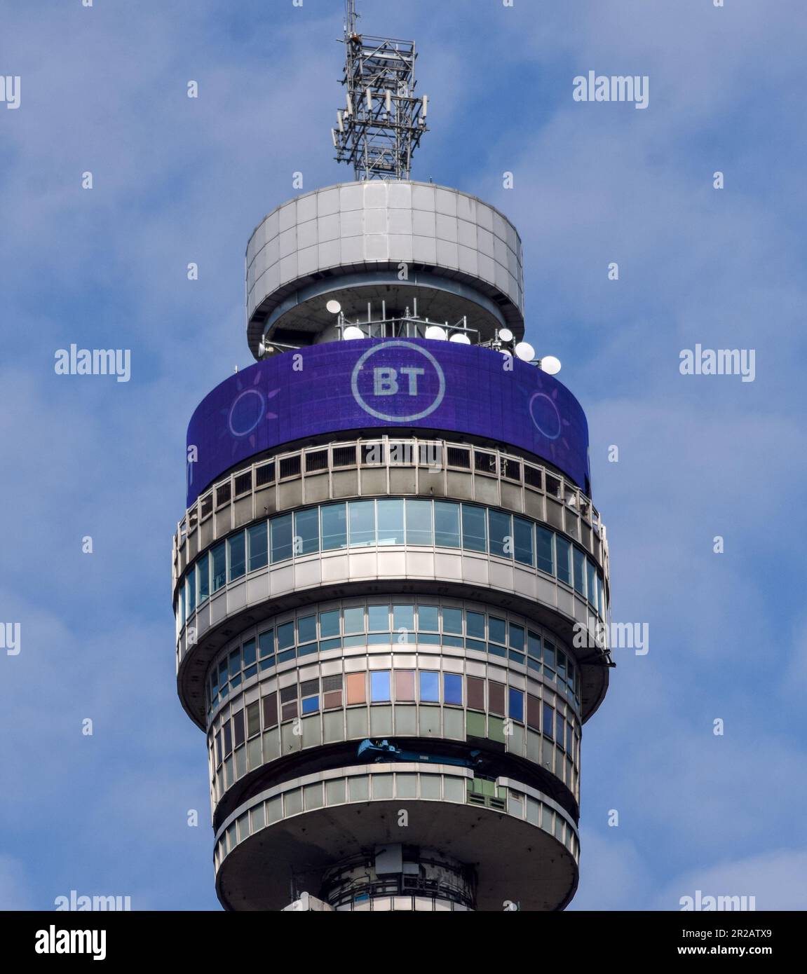 Ein allgemeiner Blick auf den BT Tower im Zentrum von London. Der Telekommunikationsriese BT (British Telecommunications) hat angekündigt, dass er bis 2030 55.000 Arbeitsplätze abbauen wird, wobei Technologien wie die künstliche Intelligenz einen Teil des Personals ersetzen sollen. Stockfoto