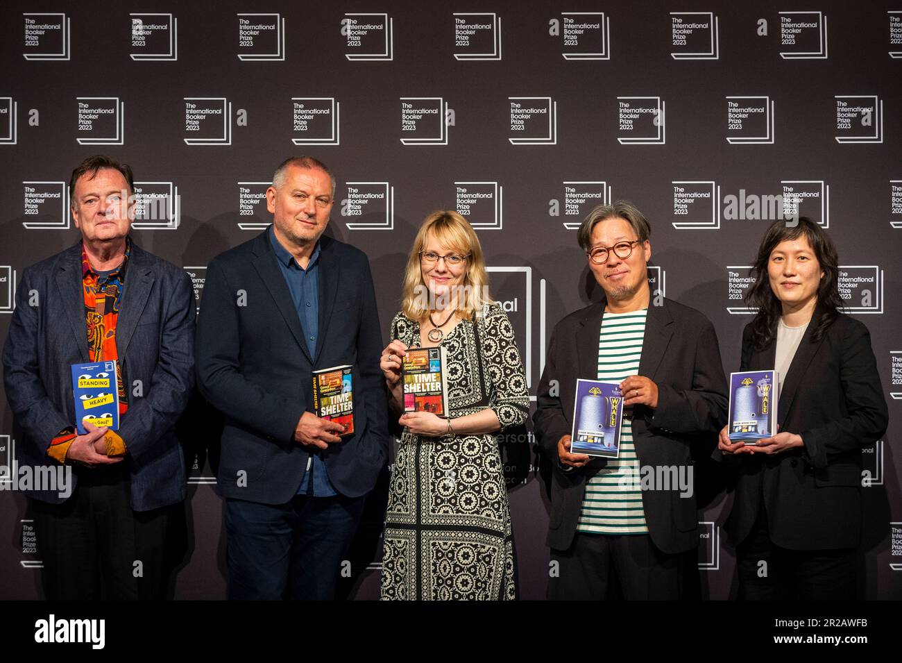 London, Großbritannien. 18. Mai 2023 (L bis R) Übersetzer Frank Wynne von „Standing Heavy“ von GauZ, Georgi Gospodinov, Autorin von „Time Shelter“, mit Übersetzerin Angela Rodel, Und Cheon Myeong-kwan, Autor von „Whale“, mit dem Übersetzer Chi-Young Kim bei einem Fototermin für Autoren und Übersetzer auf der Auswahlliste für den Internationalen Buchpreis in der Queen Elizabeth Hall im Southbank Centre vor der Bekanntgabe des Gewinners am 23. Mai. Kredit: Stephen Chung / EMPICS / Alamy Live News Stockfoto