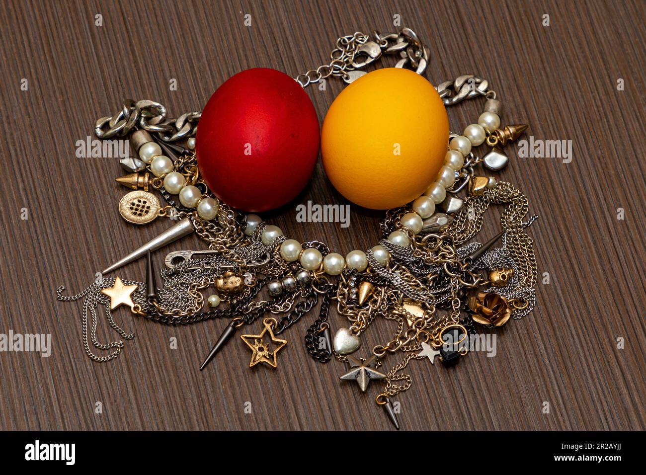 Schicke Schmuckketten und Armbänder mit farbigen Eiern in der Mitte Stockfoto