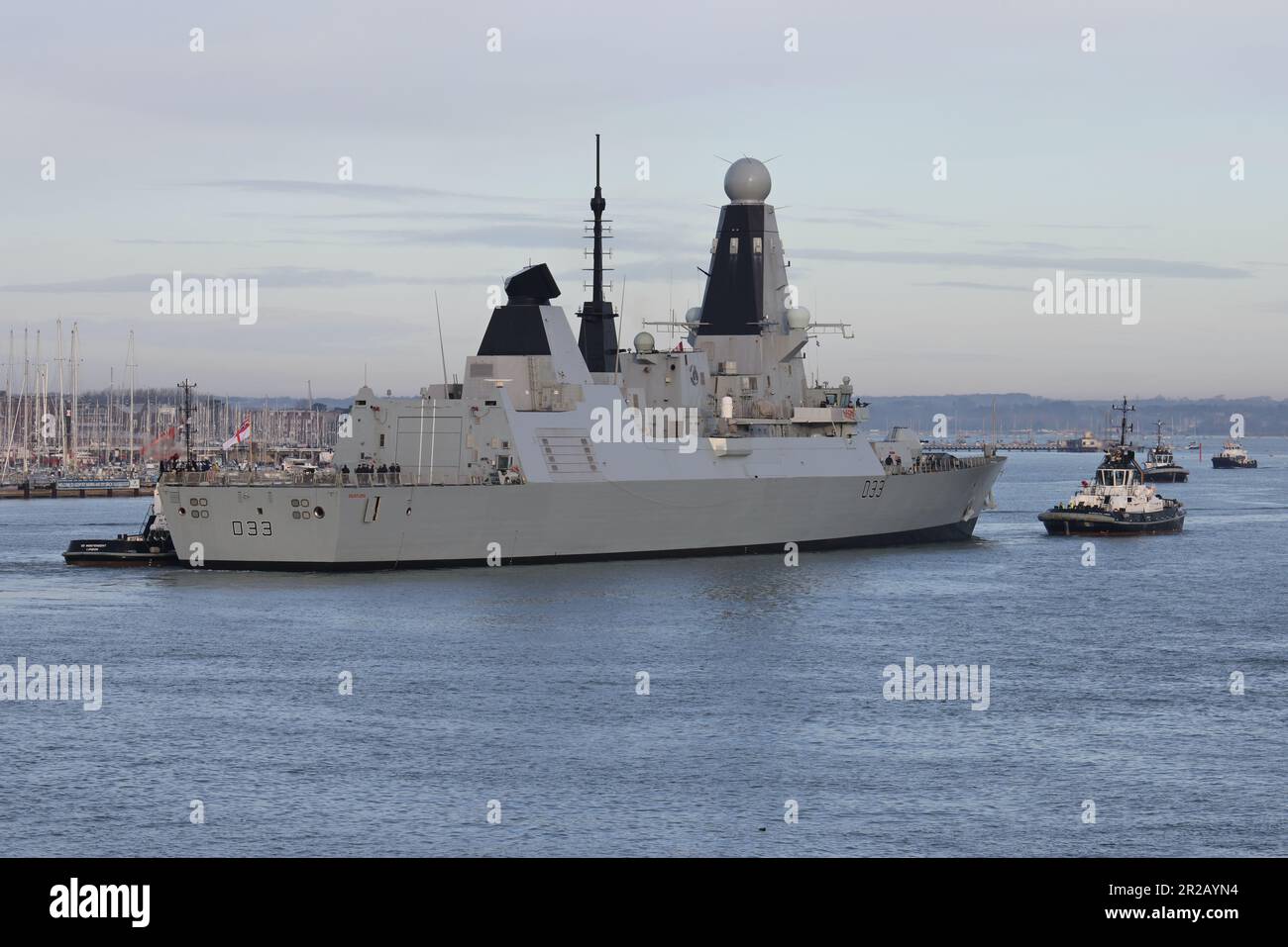Schlepper eskortieren den königlichen Navy Typ 45 Zerstörer HMS DAUNTLESS zu einem Liegeplatz im Marinestützpunkt Stockfoto