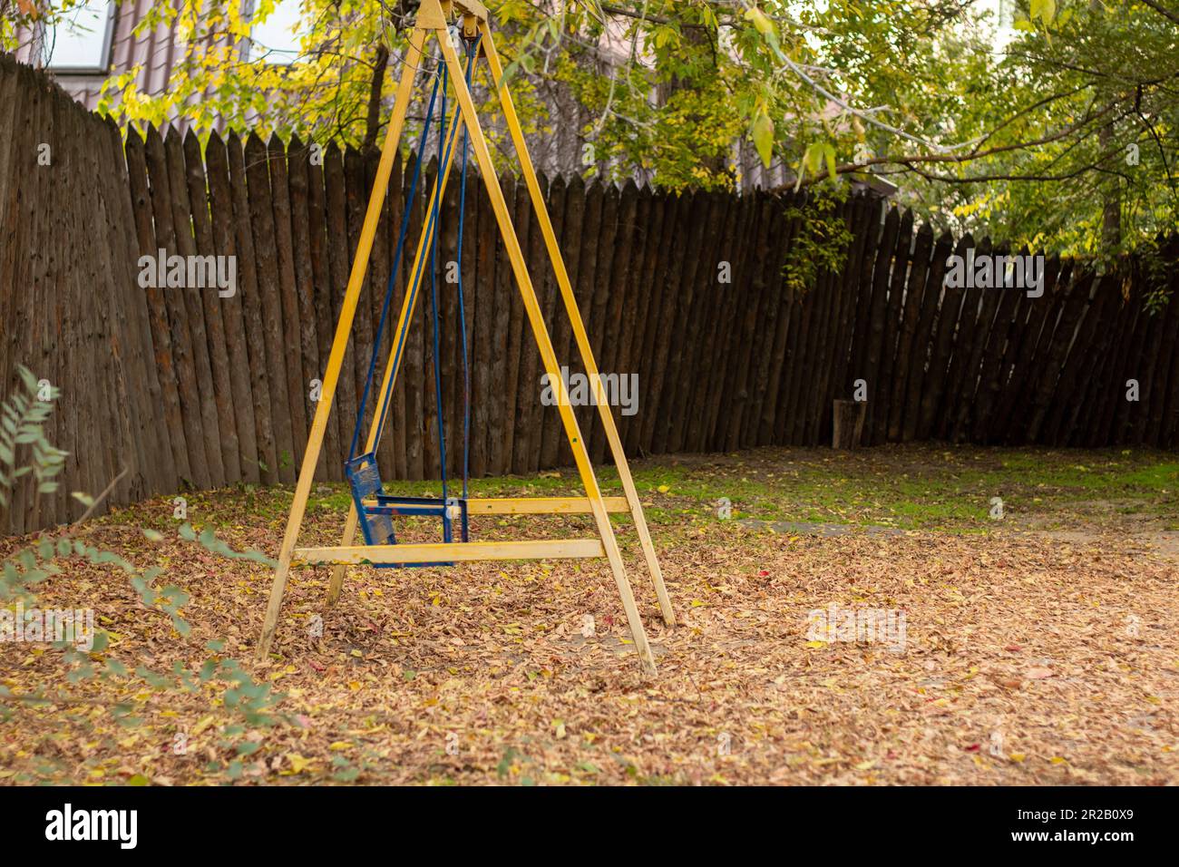 Alte Schaukel für Kinder, die im Herbst in einem Park in der ukraine in der Stadt dnipro aufgegeben wurden Stockfoto