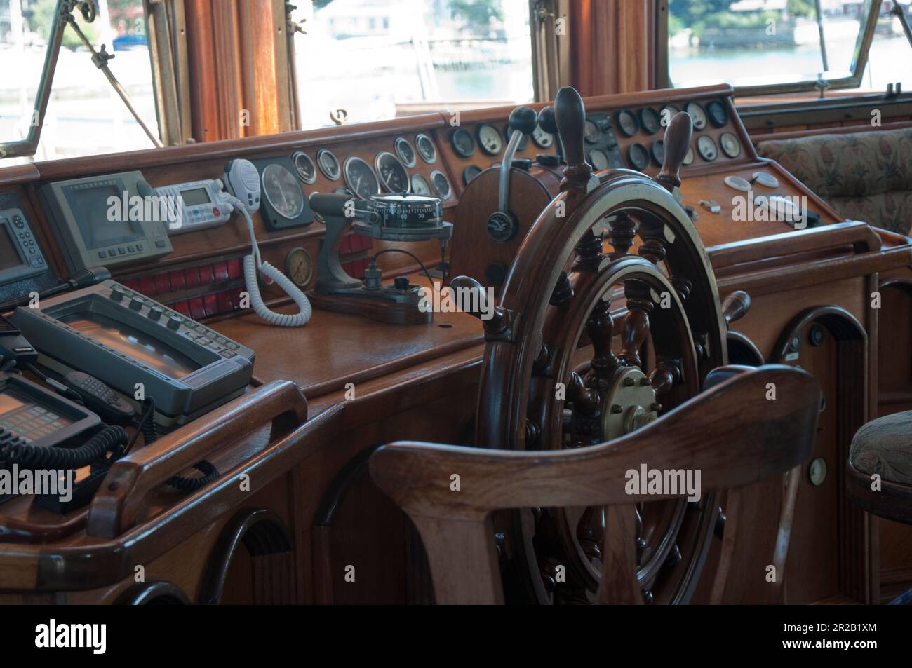 Segelboot-Innenraum. Altes Holzruder. Keine Menschen Stockfoto