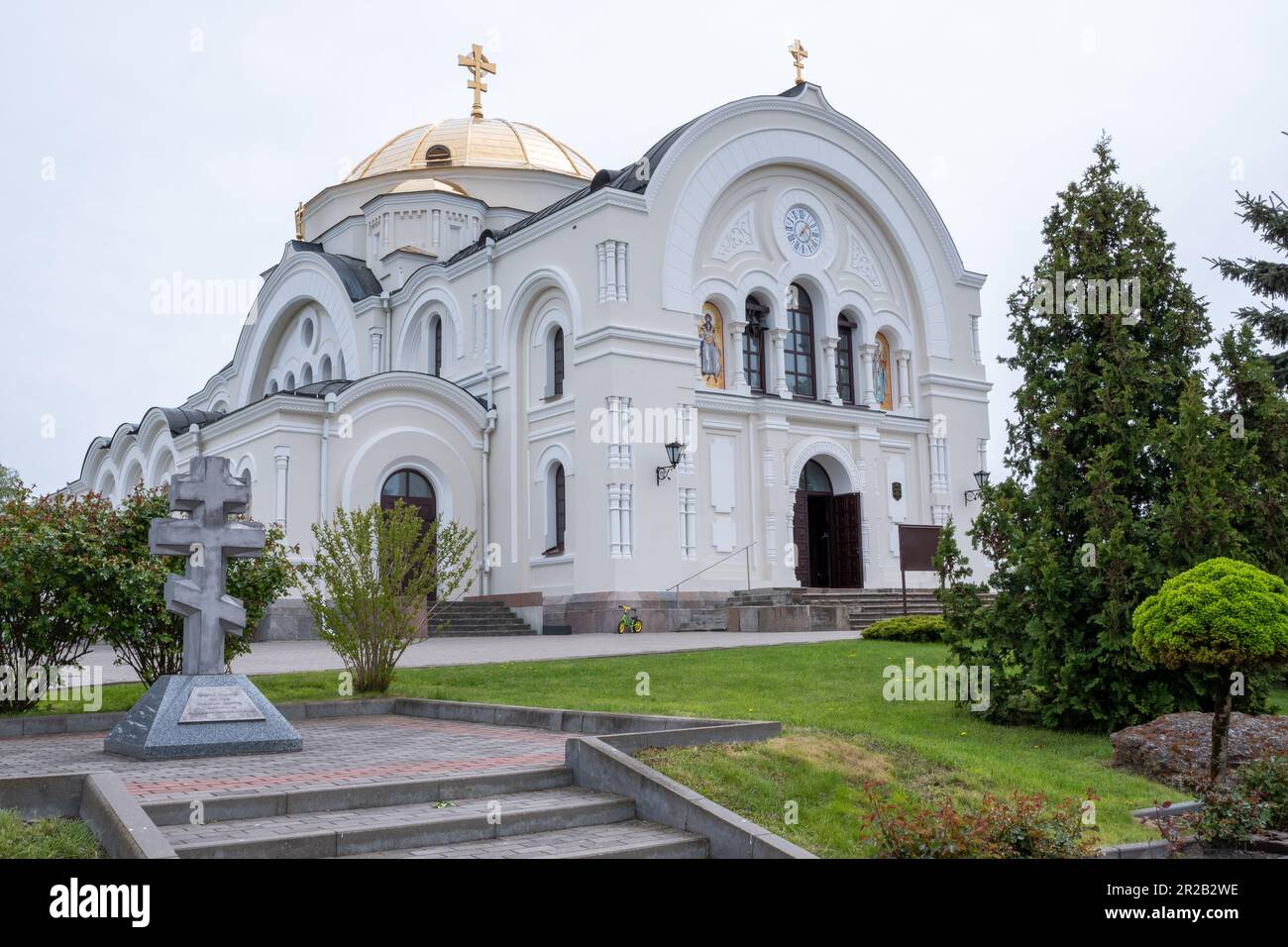 Brest, Belarus - 6. Mai 2023: Orthodoxe Kirche mit einer vergoldeten Kuppel und einem Grab Stockfoto