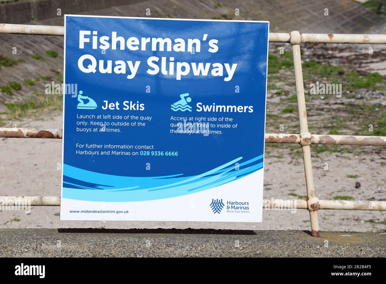 Hinweis am Fishermans Quay Slipway in Carrickfergus Stockfoto