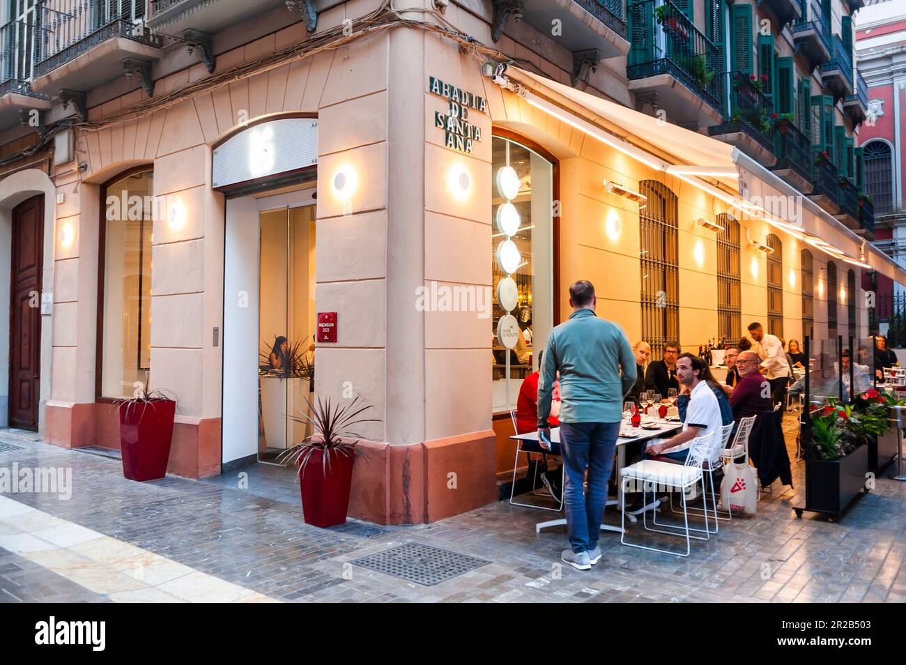 Ronda, Malaga, Spanien, Menschenmassen an Tischen, vor dem lokalen spanischen Restaurant, Terrasse, 'Cosmo', im Stadtzentrum, malaga Gentrification, Tourismus Stockfoto