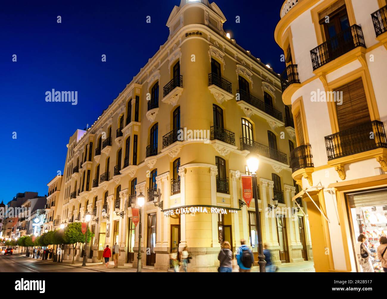 Ronda, Malaga, Spanien, Altstadt, Touristenhotel, "Catalonia Ronda", Nacht, Straßenbeleuchtung, Low Angle, malaga Gentrification, Tourismus Stockfoto