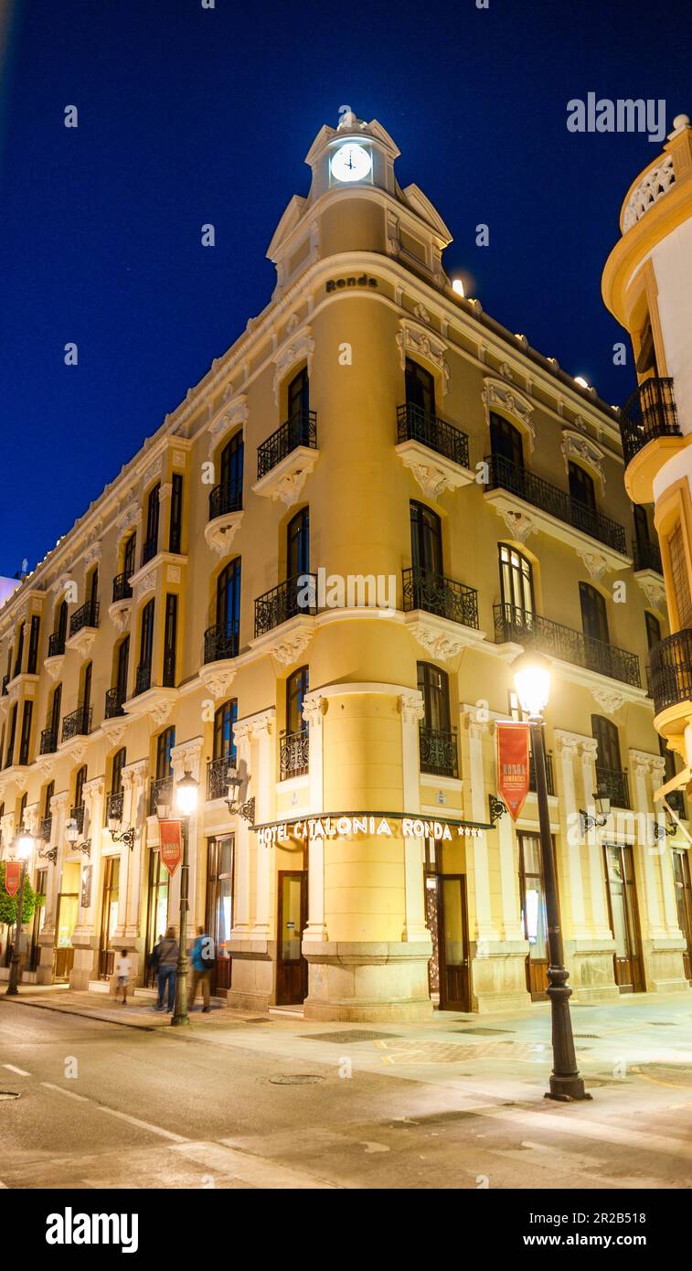 Ronda, Malaga, Spanien, Altstadt, Touristenhotel, „Catalonia Ronda“, Low Angle, Night; Straßenbeleuchtung, malaga Gentrification, Tourismus Stockfoto