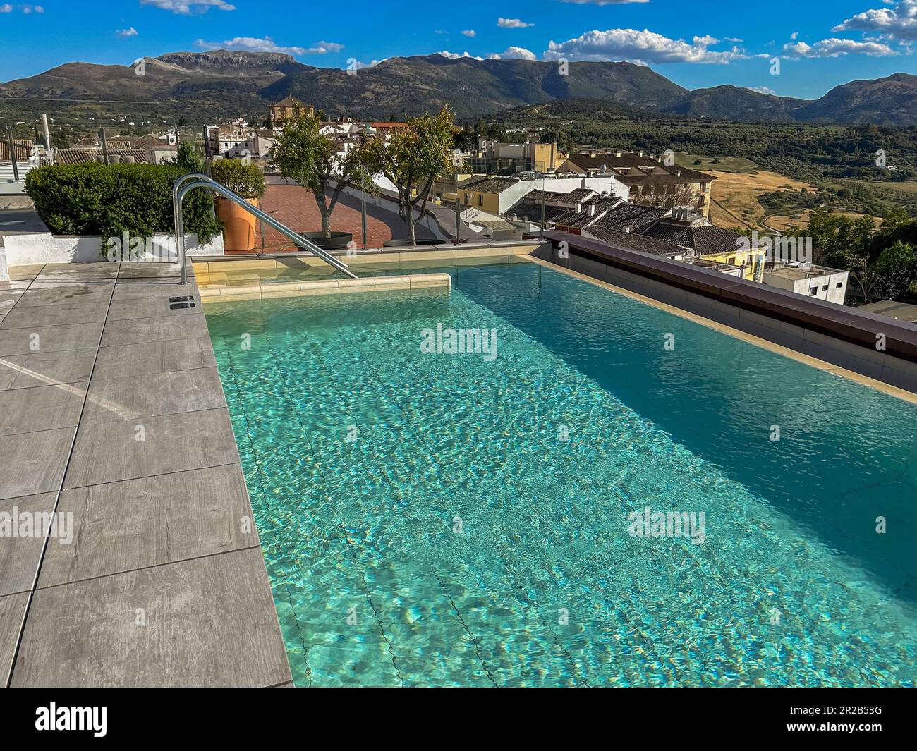 Ronda, Malaga, Spanien, Dachpool, Touristenhotel, „Catalonia Ronda“, Landschaft, Tag, malerische Aussichten, spanische Hitze, malaga Gentrifizierung, Tourismus Stockfoto