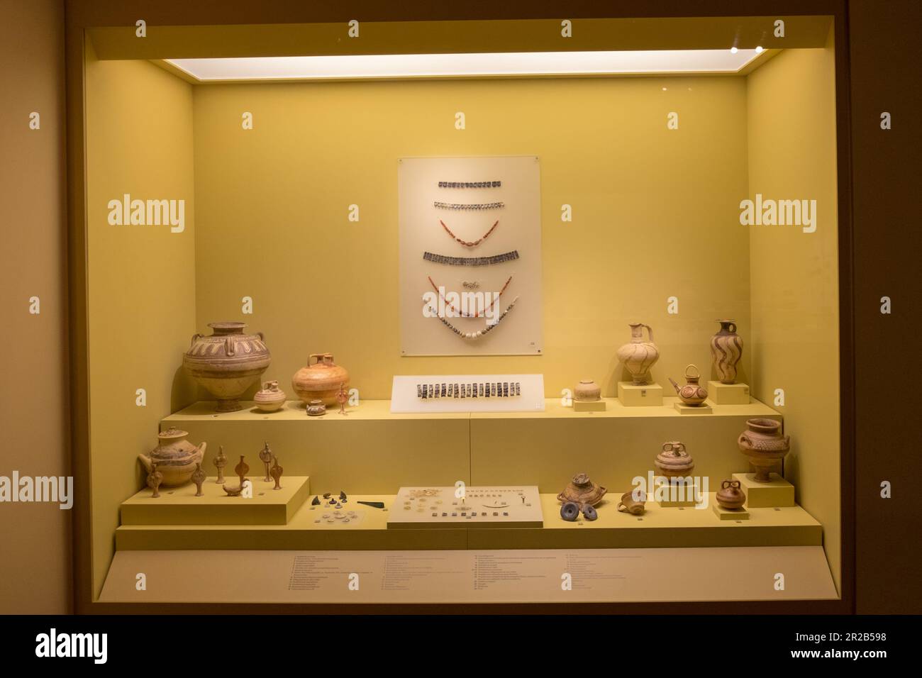 Tongefäße und -Schalen, Juwelen und Werkzeuge aus der späten finalen Jungsteinzeit. Diachronisches Museum von Larissa, Griechenland Stockfoto