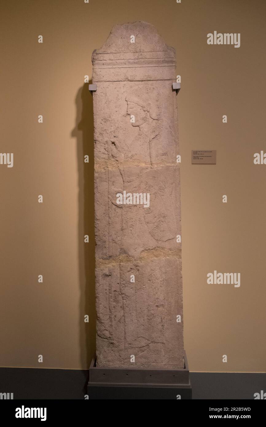 Grabstein einer himatskleideten Jugend (480-450B.C) aus der klassischen Antike Griechenlands. Diachronisches Museum von Larissa, Griechenland Stockfoto