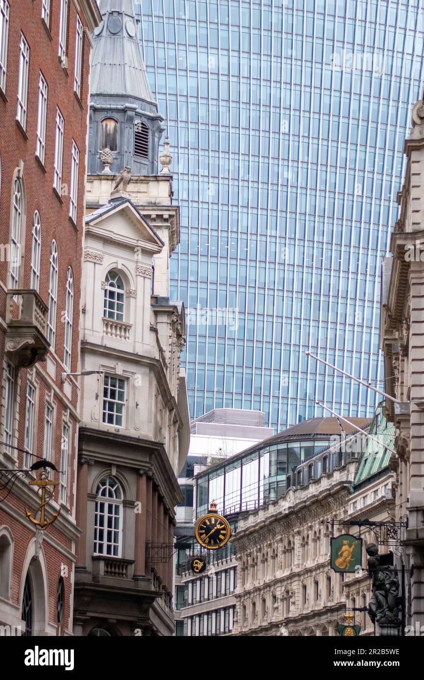 Architektur der Londoner City - kontrastierende Epochen und architektonische Stile im Finanzviertel der Londoner City Stockfoto