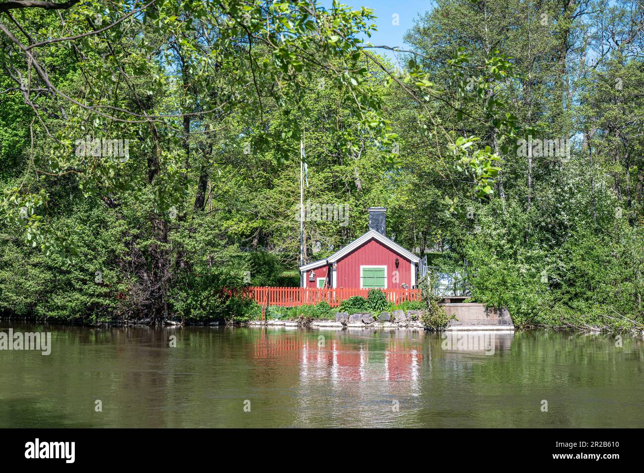 Im Frühling in Norrköping, Schweden, blicken Sie vom Uferpark Åbackarna in Richtung Folkparken auf den Acrooss Motala River Stockfoto