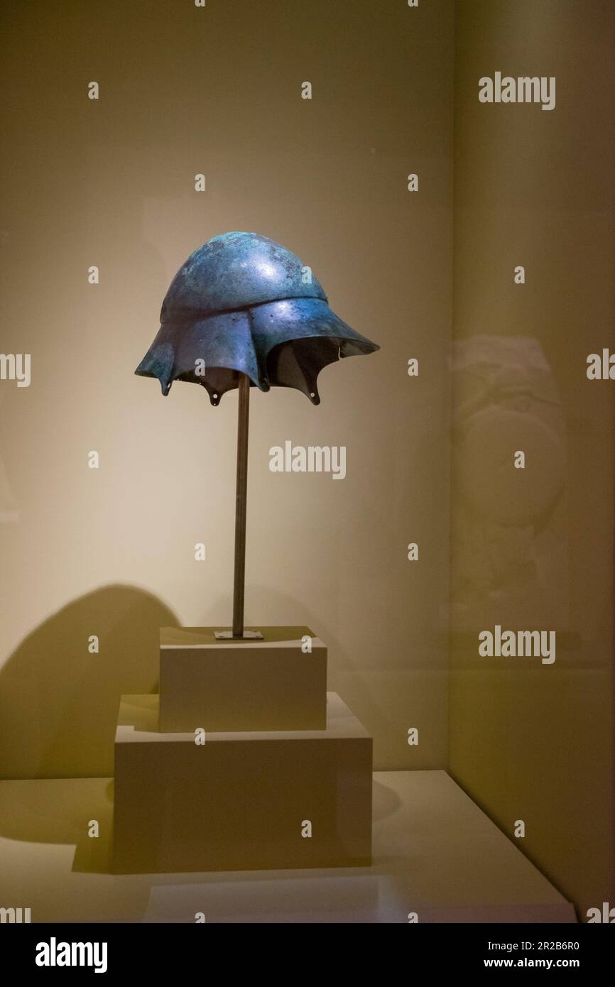 Der antike Helm bildet einen griechischen Krieger, die klassische