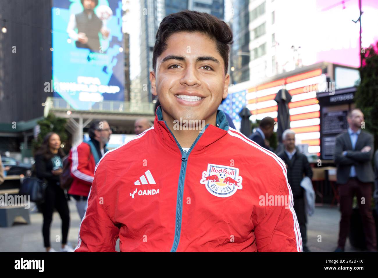 New York, USA, 18/05/2023, Spieler Frankie Amaya, während der Veranstaltung mit dem New Yorker Bürgermeister Eric Adams, Der ehemalige Fußballstar Michael Strahan und Gouverneur Phil Murphy aus New Jersey bei einer Veranstaltung, bei der die Stadt New York und der Staat New Jersey während des Turniers gemeinsam Spiele im MetLife Stadium ausrichten wollten. Die Themen der Weltmeisterschaft im MetLife Stadium sind „WIR SIND 26“ und „WIR SIND NYNJ“. Die Zeremonie fand am Times Square in New York statt. Kredit: Brasilien Photo Press/Alamy Live News Stockfoto