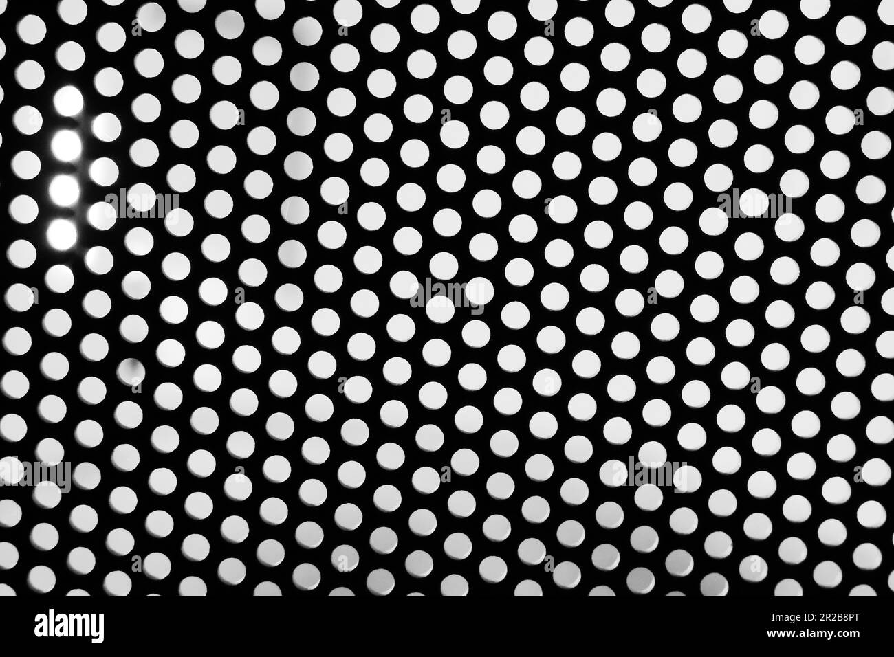 Die Textur eines Lochs sorgt für ein einzigartiges visuelles und haptisches Erlebnis. Es erscheint als Leere, ein Raum, in dem keine Substanz vorhanden ist. Stockfoto