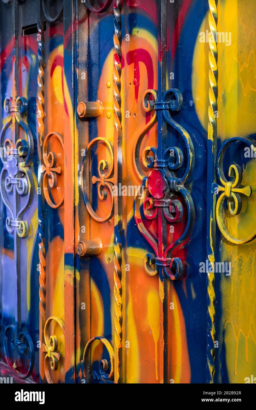 Die Tür des Hauses war mit den Farben und Farben von Graffiti-Künstlern geschmiert. Lebendige Farben. Stockfoto