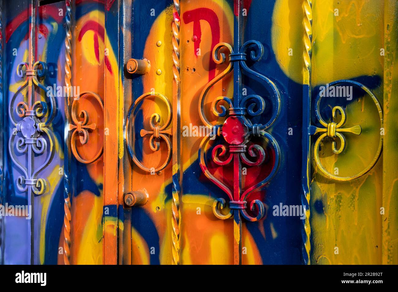 Die Tür des Hauses war mit den Farben und Farben von Graffiti-Künstlern geschmiert. Lebendige Farben. Stockfoto