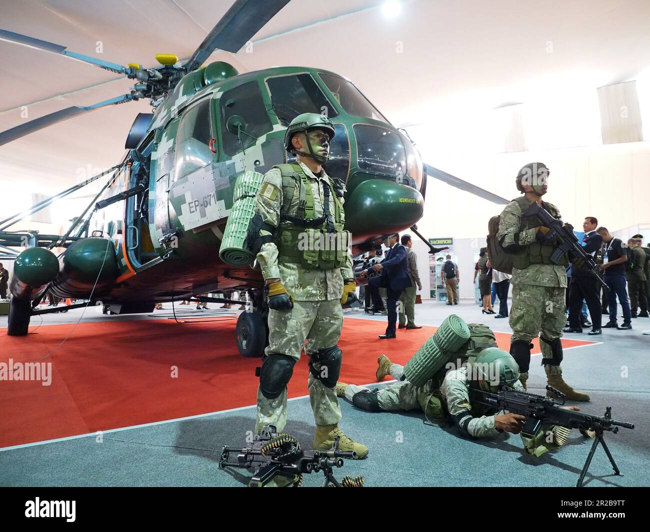 Sondereinheiten der peruanischen Armee neben einem russischen Mi-171 Helikopter, der auf der 9. Ausgabe der International Defence Technology Exhibition, SITDEF, 2023, im Hauptquartier der peruanischen Armee vorgestellt wurde. Die Veranstaltung findet vom 18. Bis 21. Mai statt, an der Vertreter aus 28 Ländern teilnehmen Stockfoto