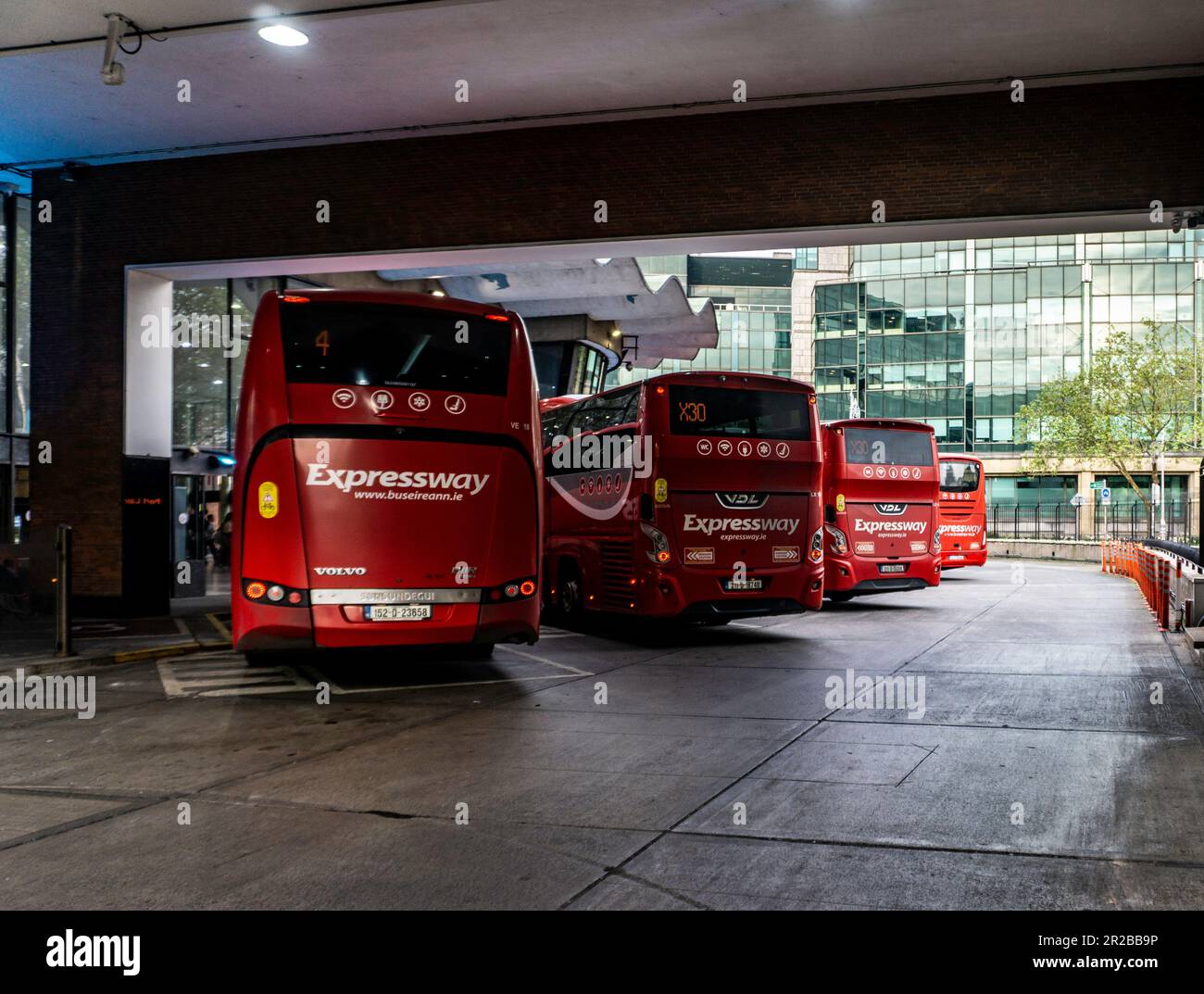 Expressway Coaches, die Premium-Busverbindung von Bus éireann, parkt in Busarus im Stadtzentrum von Dublin, Irland. Stockfoto
