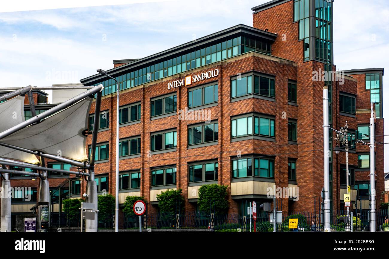 Die Büros der Intesa Sanpaolo Bank in Harbourmaster Place, Dublin. Eine italienische Bank, die sich auf internationale Kreditvergabe und Portfolioverwaltung spezialisiert hat. Stockfoto