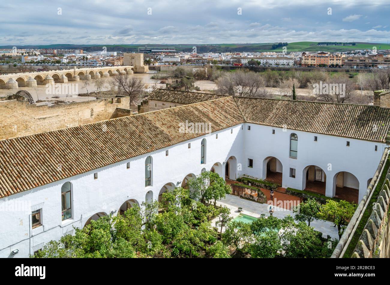 CORDOBA, SPANIEN - 16. FEBRUAR 2014: Blick aus der Vogelperspektive auf den Innenhof der Moriscos (auch bekannt als Mudejar-Innenhof) im Alcazar de l Stockfoto