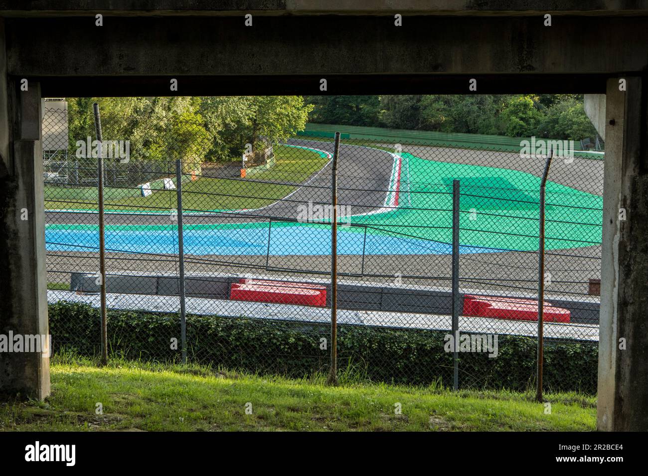 Imola, Italien. Mai 18. 2023. Formel 1 Qatar Airways Emilia Romagna Grand Prix im Autodromo Enzo e Dino Ferrari, Italien, wurde aufgrund der Überschwemmungen in der Region Emilia-Romagna abgesagt. Abbildung: Leere Rennstrecke © Piotr Zajac/Alamy Live News Stockfoto