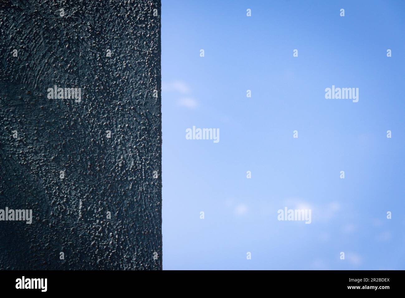 Blue-Black Wall und Soft Blue Sky II Stockfoto