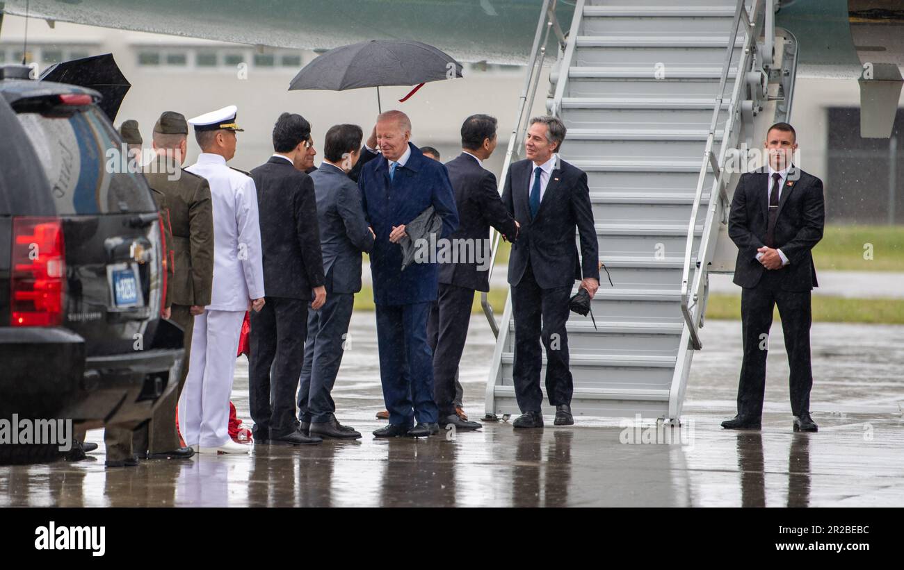 Präsident Joseph R. Biden schüttelt Yoshihiko Fukuda, Bürgermeister von Iwakuni City, an der Marine Corps Air Station Iwakuni, Japan, 18. Mai 2023. Biden wird am G7-Gipfel in Hiroshima neben führenden Vertretern aus Japan, Italien, Kanada, Frankreich, Deutschland und die Europäische Union. (USA Marinekorps Foto von CPL. Evan Jones) Stockfoto