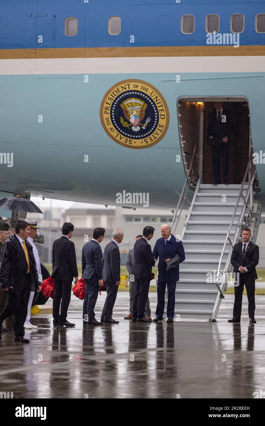 Präsident Joseph R. Biden schüttelt sich mit Jenji Yamada, Staatsminister für auswärtige Angelegenheiten, Japan, an der Marine Corps Air Station Iwakuni, Japan, am 18. Mai 2023 die Hand. Biden wird am G7-Gipfel in Hiroshima neben führenden Vertretern aus Japan, Italien, Kanada, Frankreich, Deutschland und die Europäische Union. (USA Marinekorps (Foto: CPL. Raymond Tong) Stockfoto