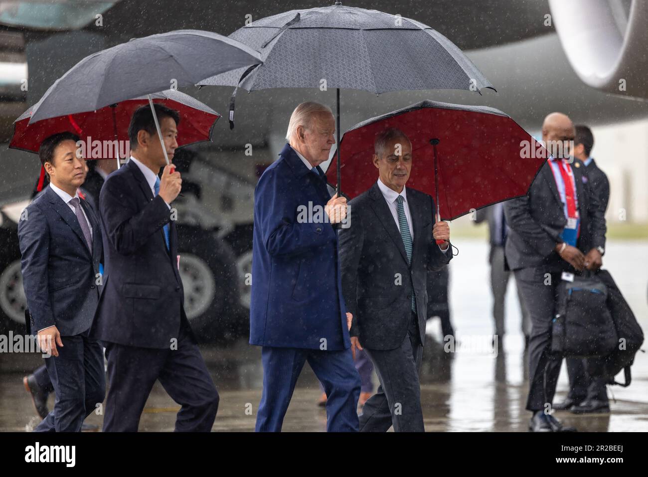 Präsident Joseph R. Biden trifft am 18. Mai 2023 in der Marine Corps Air Station Iwakuni in Japan ein. Biden wird am G7-Gipfel in Hiroshima neben führenden Vertretern aus Japan, Italien, Kanada, Frankreich, Deutschland und die Europäische Union. (USA Marinekorps (Foto: CPL. Raymond Tong) Stockfoto