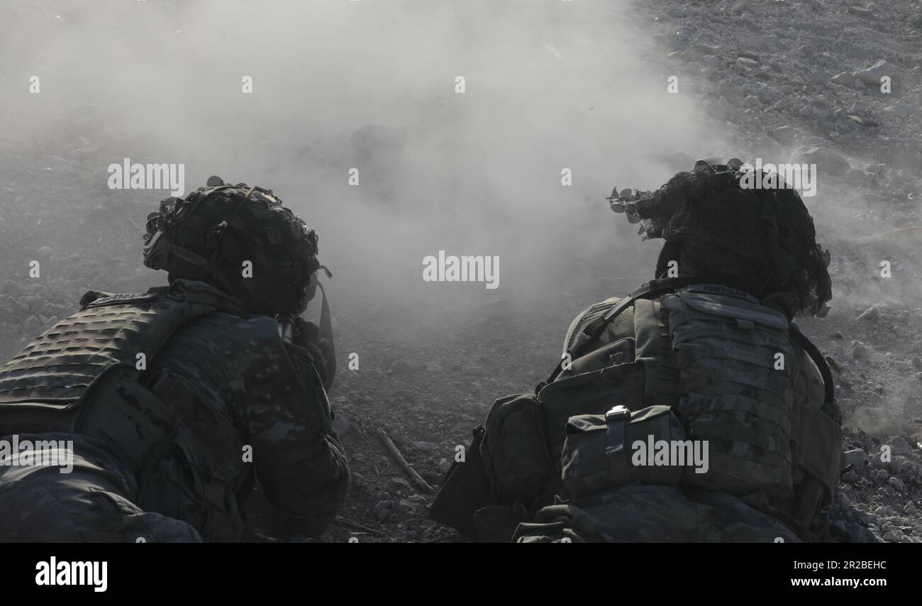 DER DEFENDER 23 ist ein US-amerikanischer Hersteller Die von der Armee in Europa und Afrika geleitete Übung konzentrierte sich auf den strategischen Einsatz der in den Vereinigten Staaten stationierten Truppen, die Anwerbung von Armeevorräten und die Interoperabilität mit Verbündeten und Partnern. DIE VOM 22. April bis 23. Juni stattfindende DEFENDER 23 demonstriert die Fähigkeit der US-amerikanischen Kampfmacht in Osteuropa rasch zu bündeln, die Letalität der NATO-Allianz durch Fernbrände zu erhöhen, die Einsatzbereitschaft der Einheiten in einem komplexen gemeinsamen, multinationalen Umfeld zu bauen und die Fähigkeiten der Gaststaaten zu nutzen, um die operative Reichweite der USAREUR-AF zu erhöhen. VERTEIDIGE DICH Stockfoto DER DEFENDER 23 ist ein US-amerikanischer Hersteller Die von der Armee in Europa und Afrika geleitete Übung konzentrierte sich auf den strategischen Einsatz der in den Vereinigten Staaten stationierten Truppen, die Anwerbung von Armeevorräten und die Interoperabilität mit Verbündeten und Partnern. DIE VOM 22. April bis 23. Juni stattfindende DEFENDER 23 demonstriert die Fähigkeit der US-amerikanischen Kampfmacht in Osteuropa rasch zu bündeln, die Letalität der NATO-Allianz durch Fernbrände zu erhöhen, die Einsatzbereitschaft der Einheiten in einem komplexen gemeinsamen, multinationalen Umfeld zu bauen und die Fähigkeiten der Gaststaaten zu nutzen, um die operative Reichweite der USAREUR-AF zu erhöhen. VERTEIDIGE DICH Stockfoto