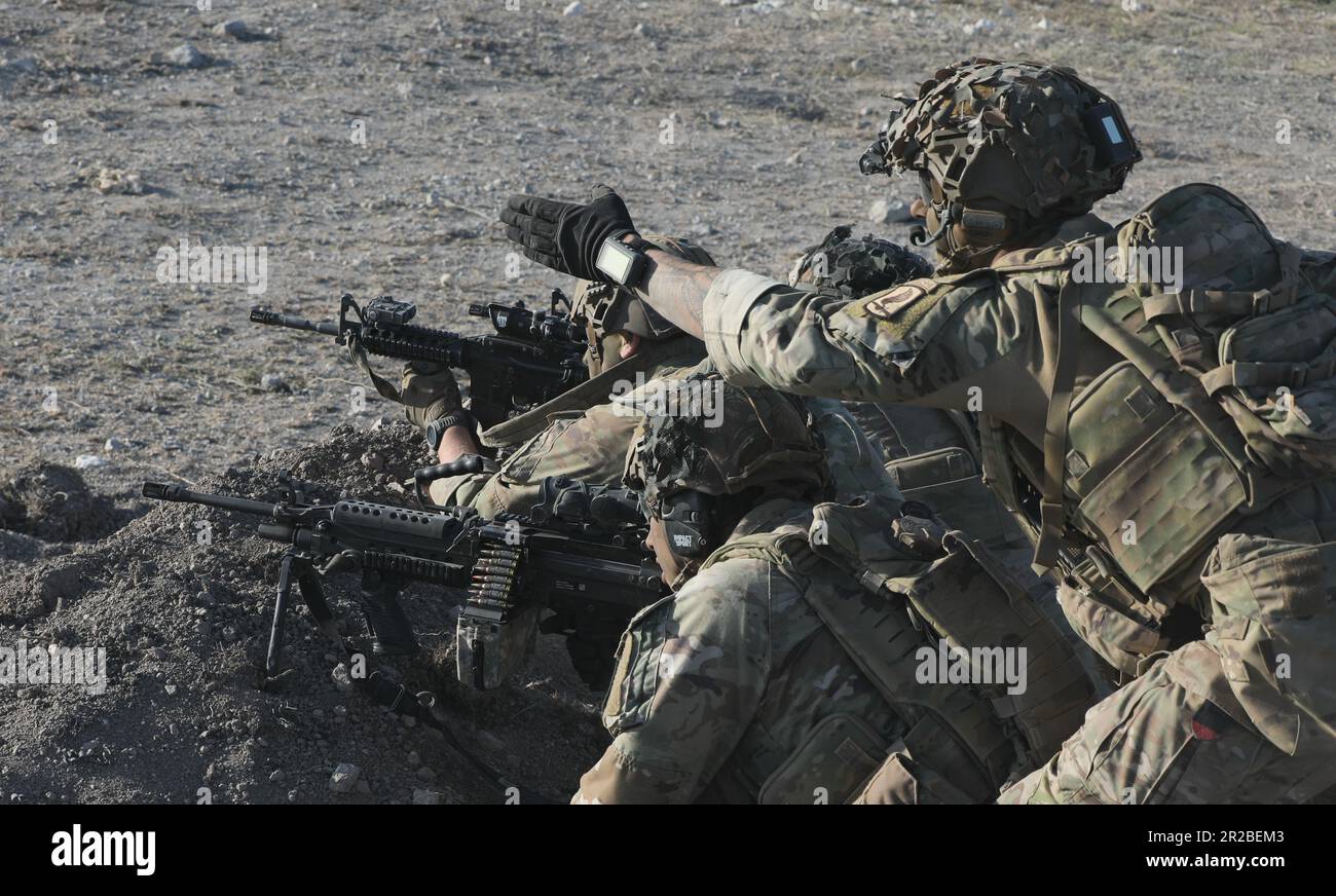 DER DEFENDER 23 ist ein US-amerikanischer Hersteller Die von der Armee in Europa und Afrika geleitete Übung konzentrierte sich auf den strategischen Einsatz der in den Vereinigten Staaten stationierten Truppen, die Anwerbung von Armeevorräten und die Interoperabilität mit Verbündeten und Partnern. DIE VOM 22. April bis 23. Juni stattfindende DEFENDER 23 demonstriert die Fähigkeit der US-amerikanischen Kampfmacht in Osteuropa rasch zu bündeln, die Letalität der NATO-Allianz durch Fernbrände zu erhöhen, die Einsatzbereitschaft der Einheiten in einem komplexen gemeinsamen, multinationalen Umfeld zu bauen und die Fähigkeiten der Gaststaaten zu nutzen, um die operative Reichweite der USAREUR-AF zu erhöhen. VERTEIDIGE DICH Stockfoto DER DEFENDER 23 ist ein US-amerikanischer Hersteller Die von der Armee in Europa und Afrika geleitete Übung konzentrierte sich auf den strategischen Einsatz der in den Vereinigten Staaten stationierten Truppen, die Anwerbung von Armeevorräten und die Interoperabilität mit Verbündeten und Partnern. DIE VOM 22. April bis 23. Juni stattfindende DEFENDER 23 demonstriert die Fähigkeit der US-amerikanischen Kampfmacht in Osteuropa rasch zu bündeln, die Letalität der NATO-Allianz durch Fernbrände zu erhöhen, die Einsatzbereitschaft der Einheiten in einem komplexen gemeinsamen, multinationalen Umfeld zu bauen und die Fähigkeiten der Gaststaaten zu nutzen, um die operative Reichweite der USAREUR-AF zu erhöhen. VERTEIDIGE DICH Stockfoto