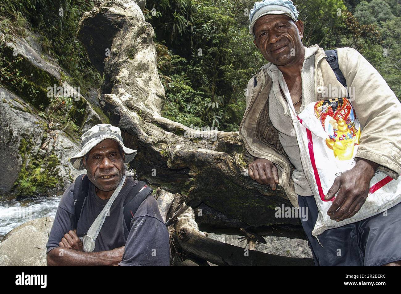 PNG, Papua-Neuguinea; Ost-Hochland; Goroka; zwei papuanische Männer in wildem Berggelände; zwei papuanische Männer in wildem Berggelände Stockfoto