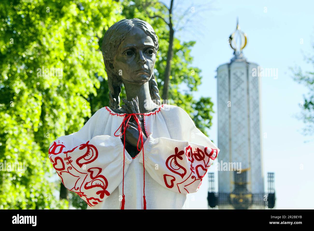 Kiew, Ukraine. 22. Dezember 2022. KIEW, UKRAINE - 18. MAI 2023 - das Denkmal „Bitter Memory of Childhood“, gekleidet in einem bestickten Hemd anlässlich des Tages von Wyschywanka, Kiew, Hauptstadt der Ukraine. Kredit: Ukrinform/Alamy Live News Stockfoto