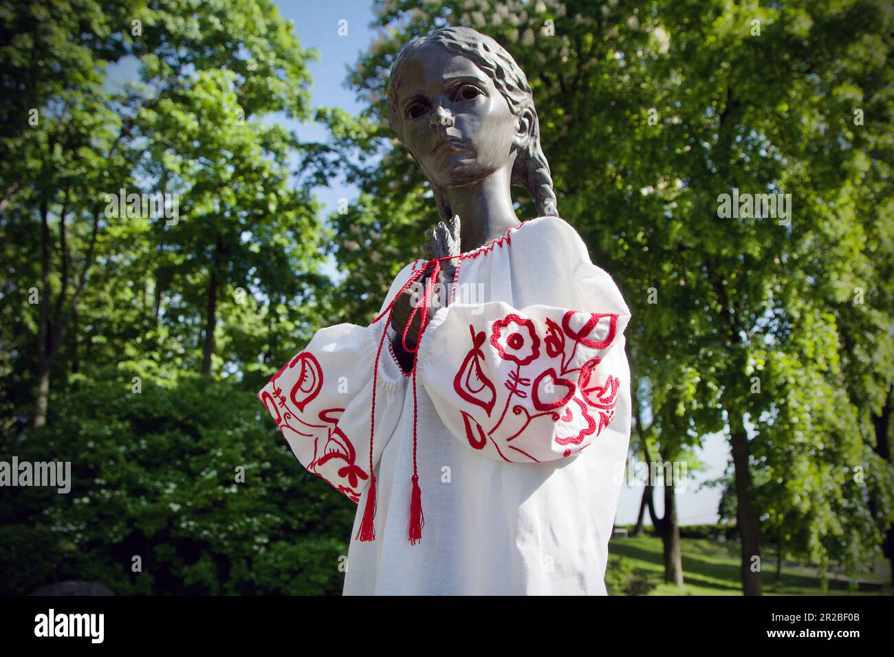 Kiew, Ukraine. 22. Dezember 2022. KIEW, UKRAINE - 18. MAI 2023 - das Denkmal „Bitter Memory of Childhood“, gekleidet in einem bestickten Hemd anlässlich des Tages von Wyschywanka, Kiew, Hauptstadt der Ukraine. Kredit: Ukrinform/Alamy Live News Stockfoto