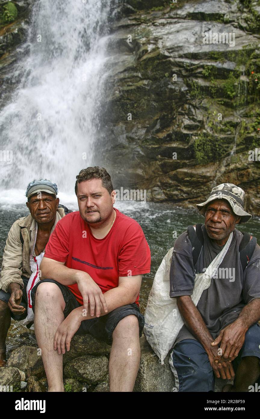 Papua-Neuguinea östliche Highlands Goroka; weißer europäischer Tourist mit Reiseleitern in den wilden Bergen von papua; Tourist mit Führern in den wilden Bergen Stockfoto