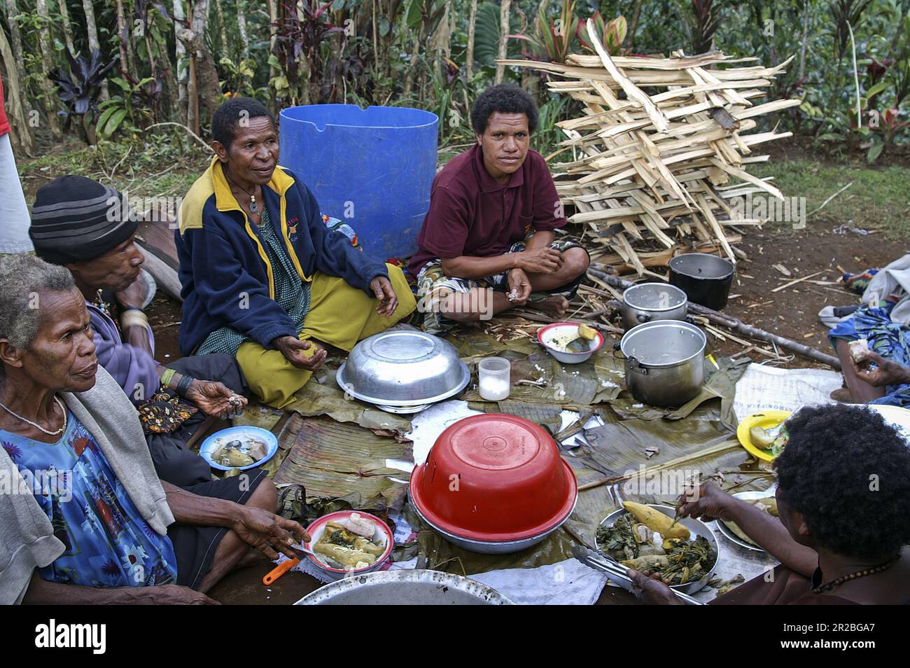 PNG, Papua-Neuguinea; östliche Highlands; Goroka; Papuaner essen im Freien; Papua essen eine Mahlzeit im Freien; Papuasi jedzą posiłek w plenerze Stockfoto