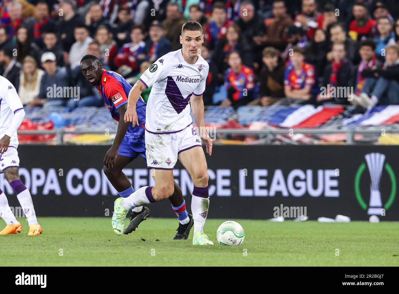 Basel, Schweiz. 18. Mai 2023. BASEL, SCHWEIZ - MAI 18: Nikola Milenkovic von Fiorentina während des Halbfinalspiels der UEFA Europa Conference League in der zweiten Etappe zwischen FC Basel und ACF Fiorentina in St. Jakob-Stadion am 18. Mai 2023 in Basel, Schweiz. (Foto: Luigi Rizzo/Just Pictures/Sipa USA) Guthaben: SIPA US/Alamy Live News Stockfoto